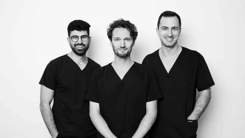 Ärzteteam der ORS-Praxisklinik Fellbach in professioneller Kleidung, gemeinsam porträtiert in Schwarz-Weiß.